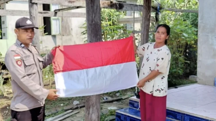 Polsek Embaloh Hilir Bagikan Bendera Merah Putih, Ajak Warga Semarakkan HUT RI ke-81