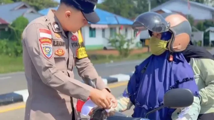 Polsek Putussibau Utara Bagikan Bendera Merah Putih, Ajak Warga Semarakkan HUT RI