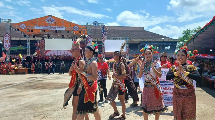 Camat Sintang Ajak Masyarakat Jadikan Pekan Gawai Dayak Perekat Persaudaraan