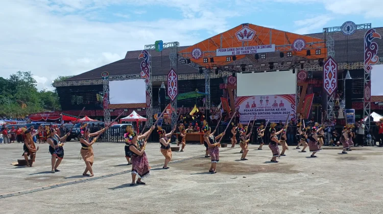 Gawai Dayak Sintang Tarik Wisatawan dari Malaysia