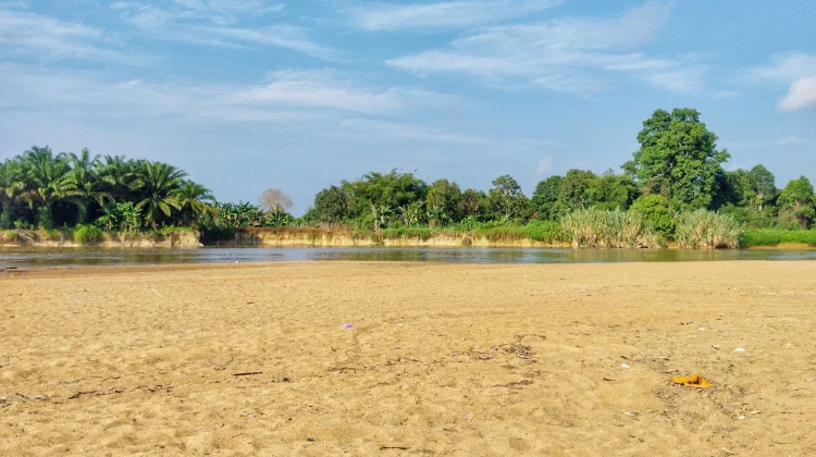 Tips Aman Main di Wisata Pasir Pantai Dadakan di Sintang