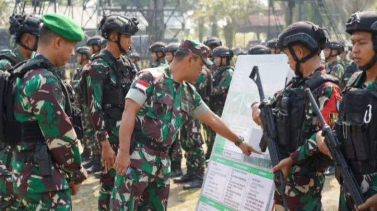 Kasrem 121/Abw Melakukan Riksiapops Satgas RI-PNG Mobile Yonif 642/Kapuas