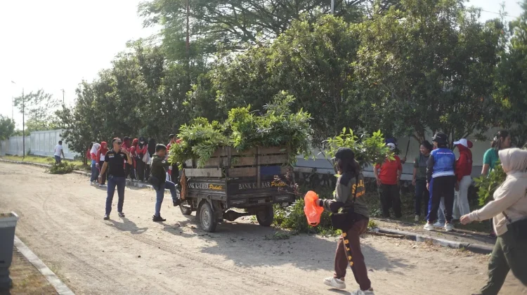 Semangat Kebersamaan Warnai Kerja Bakti Persiapan Upacara HUT ke-81 RI di Melawi