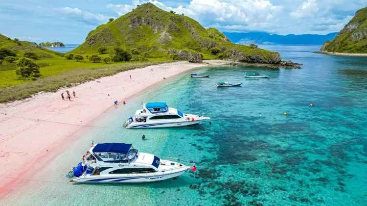 Tips Penting Liburan Aman di Pantai saat Cuaca Berangin