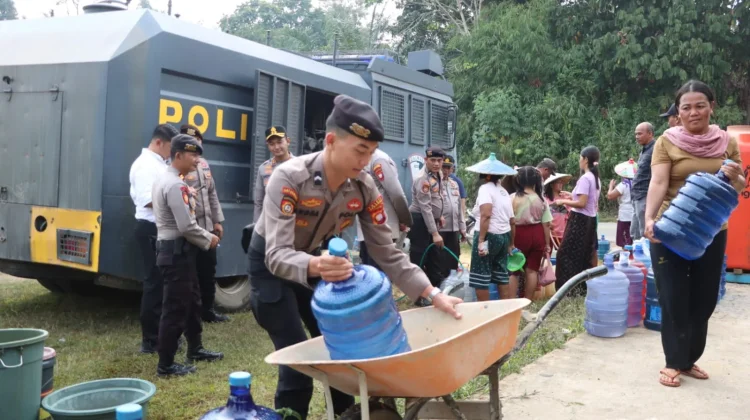 Polres Sekadau Salurkan Air Bersih