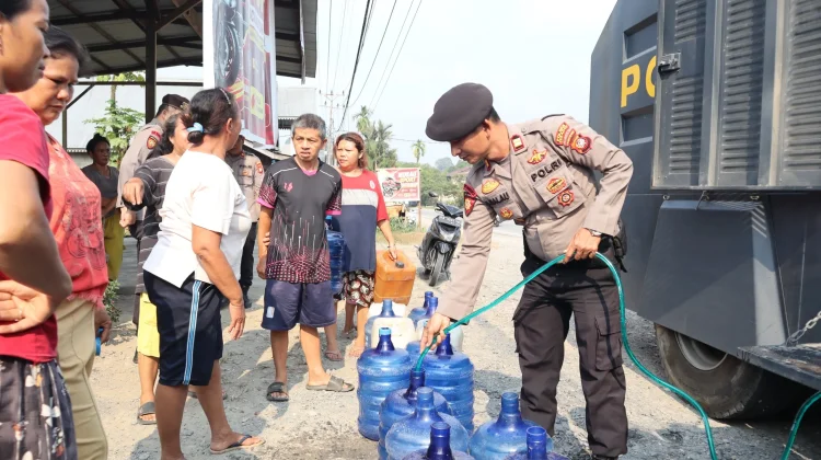 Warga Desa Bokak Dapat Bantuan Air Bersih Dari Polres Sekadau