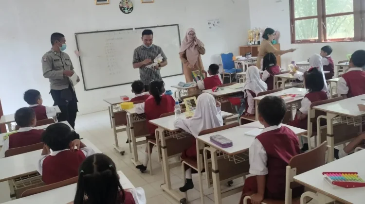 Jaga Kesehatan Pelajar di Musim Kemarau, Polsek Sekadau Hilir Bagikan Masker