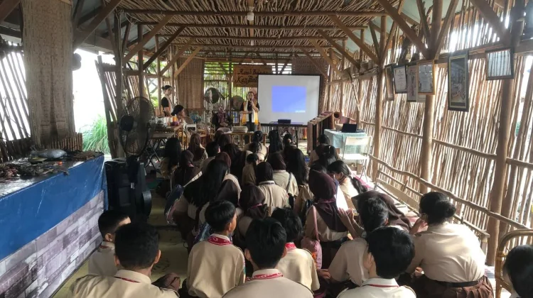 Siswa SMP Negeri 1 Sintang Ikuti Sekolah Budaya di Rumah Belajar Kain Pantang
