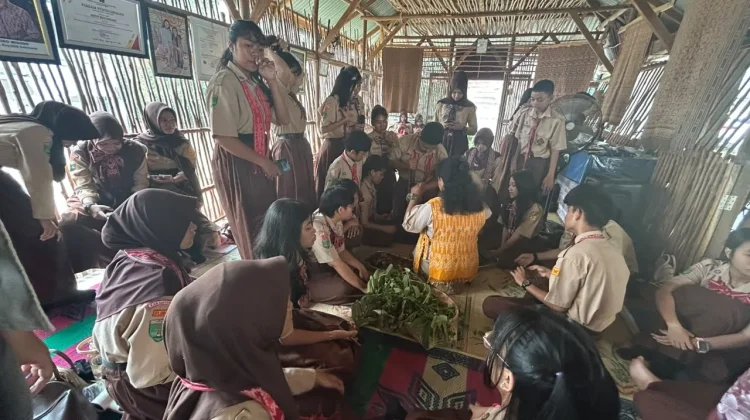 Siswa SMP Negeri 1 Sintang Antusias Belajar di Rumah Belajar Kain Pantang