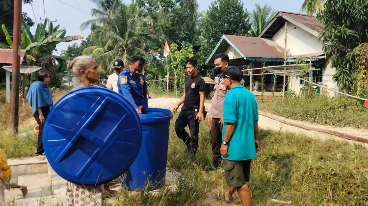 Warga Dusun Sungai Putat Sekadau Apresiasi Distribusi Air Bersih
