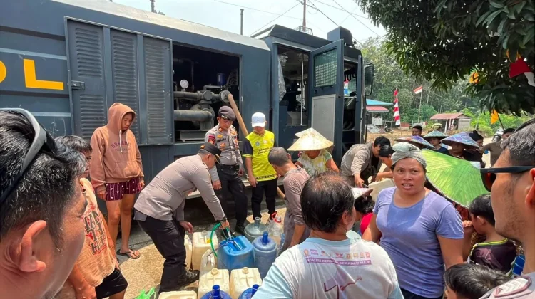 Warga Sekadau Mulai Kesulitan Dapatkan Air Bersih