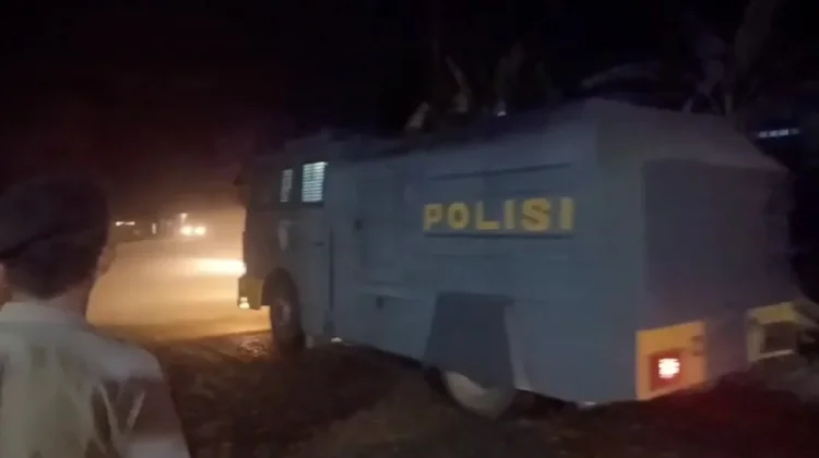 Mobil AWC Polres Sekadau Siram Jalan Berdebu