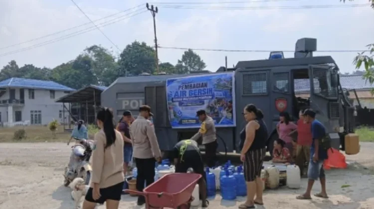 Polsek Puring Kencana Salurkan Air Bersih untuk Warga Perbatasan RI-Malaysia