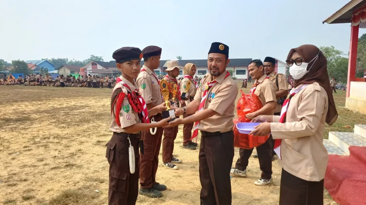 Kwarcab Sintang Apresiasi Semangat Pramuka Binjai Hulu di Hari Pramuka ke-65
