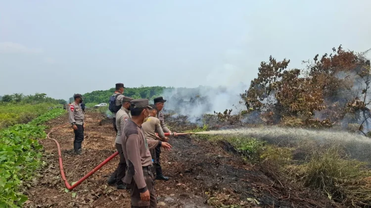 Tangani Karhutla Personel Polres Melawi Padamkan Api di Desa Nanga Kayan