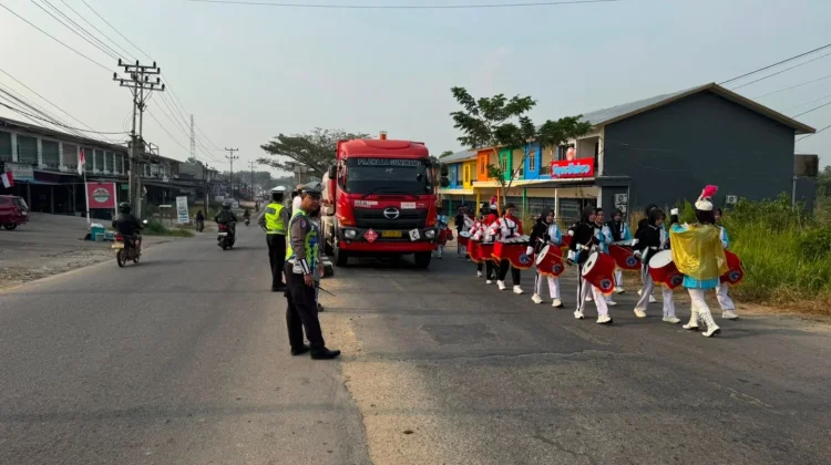 Satlantas Polres Melawi Kawal Lomba Jalan Santai Beregu dalam Rangka HUT ke-81 RI