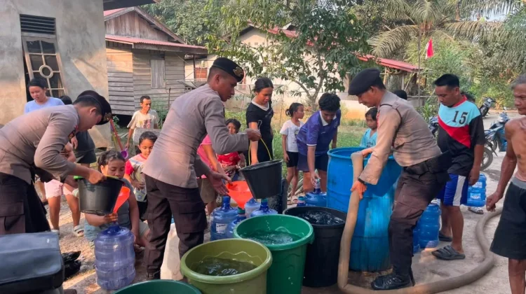 Warga Dusun Seransa Dapatkan Suplai Air Bersih Dari Polres Sekadau