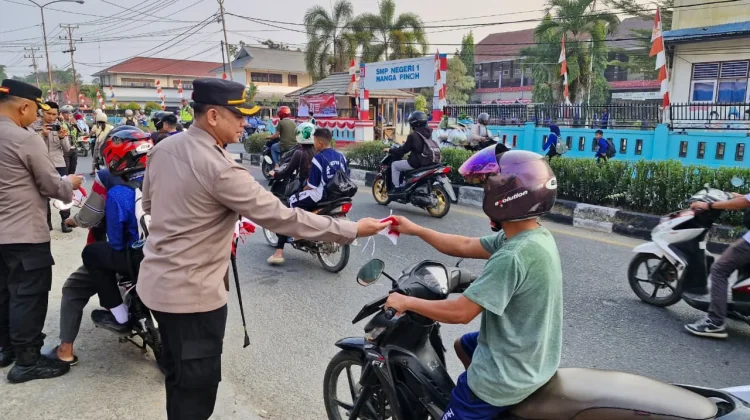 Semarak HUT ke-81 RI, Polres Melawi Bagikan Bendera Merah Putih kepada Masyarakat