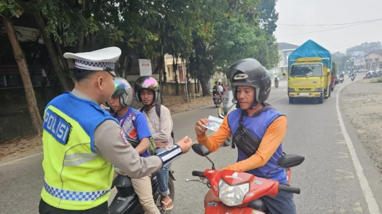 Polres Sekadau Lakukan Penerangan Keliling Himbauan Tertib Berlalu Lintas
