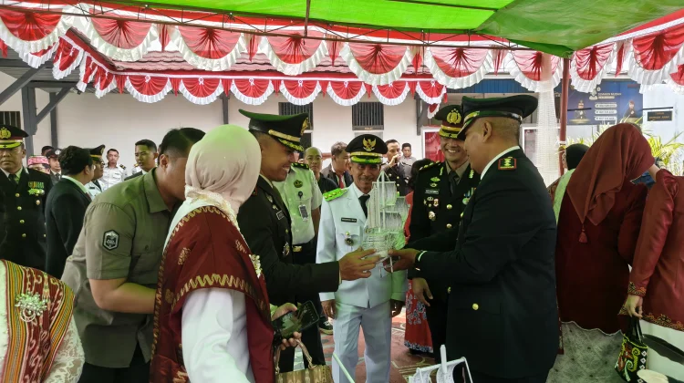 Bupati Sintang Tinjau Hasil Karya Warga Binaan di Lembaga Pemasyarakatan Sintang