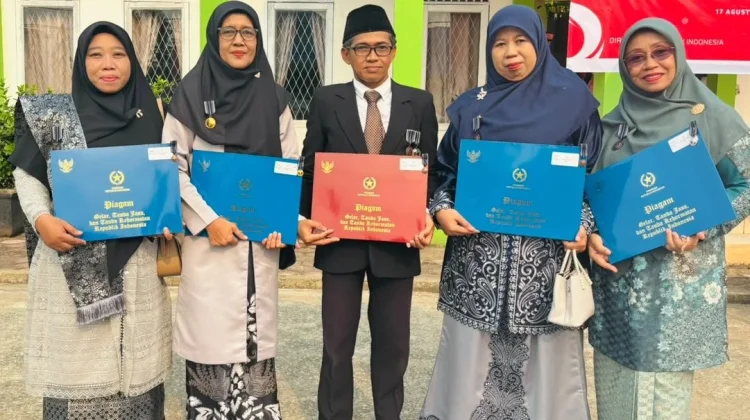 GTK MTs Negeri 1 Sintang Terima Penghargaan Satya Lencana Karya Satya