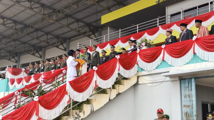 Wabup Sintang Pimpin Upacara Penurunan Bendera HUT Ke-81 Kemerdekaan RI