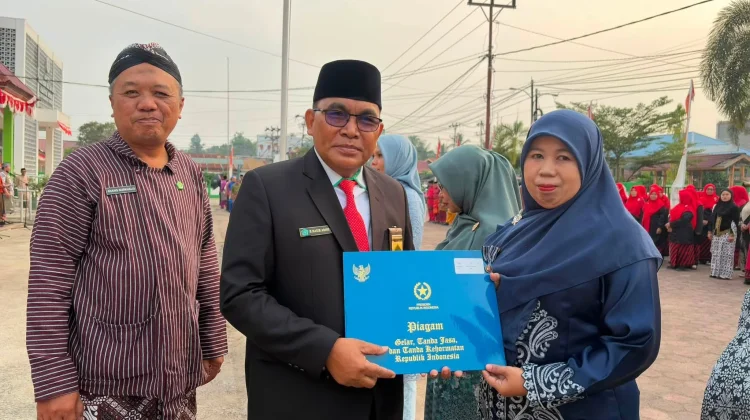 Apresiasi Pengabdian, Delapan PNS Kemenag Sintang Terima Satyalancana