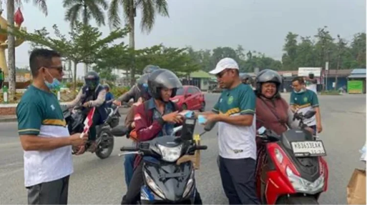 PA Sintang Gelar Public Campaign, Bagikan Masker ditengah Karhutla
