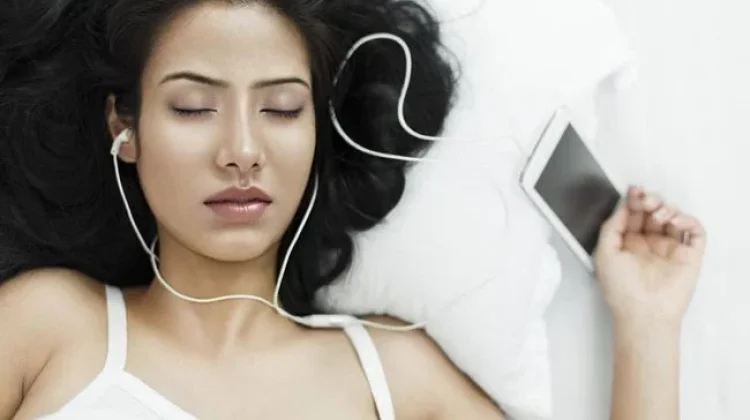 Kenali Risiko Memakai Earphone saat Tidur
