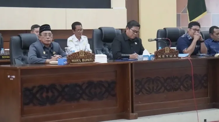 Wabup Kapuas Hulu Hadiri Paripurna Pandangan Umum Fraksi terhadap Perubahan APBD