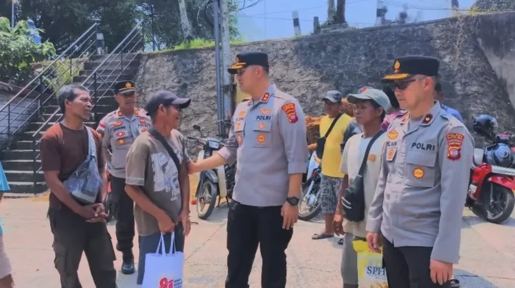 Polres Kapuas Hulu Salurkan Bansos untuk Ojol hingga Buruh Panggul