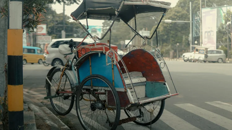 Becak, Kendaraan Tradisional yang Kini Mulai Langka di Sintang