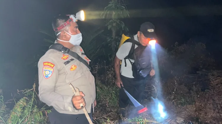 Polisi dan Warga Bersama Padamkan Karhutla di Nanga Koman