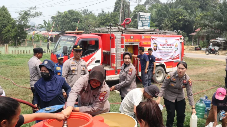 Polwan Polres Sekadau Salurkan 18 Ribu Liter Air Bersih untuk Warga