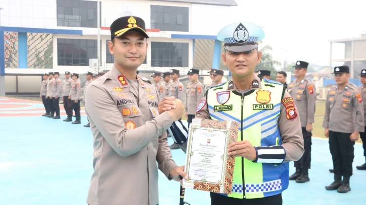 Sekadau Raih Emas POPDA, Aipda Agus Muhardi Terima Piagam Penghargaan