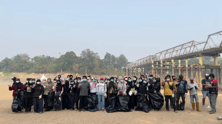 Pantai Pasir Sungai Melawi Jadi Ruang Rekreasi, Sampah Jadi Perhatian
