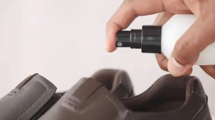Cara Menghilangkan Bau Sepatu yang Mudah dan Efektif