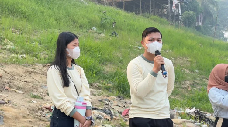 Duta Genre Sintang Ajak Warga Jaga Kebersihan Pantai Pasir Sungai Melawi