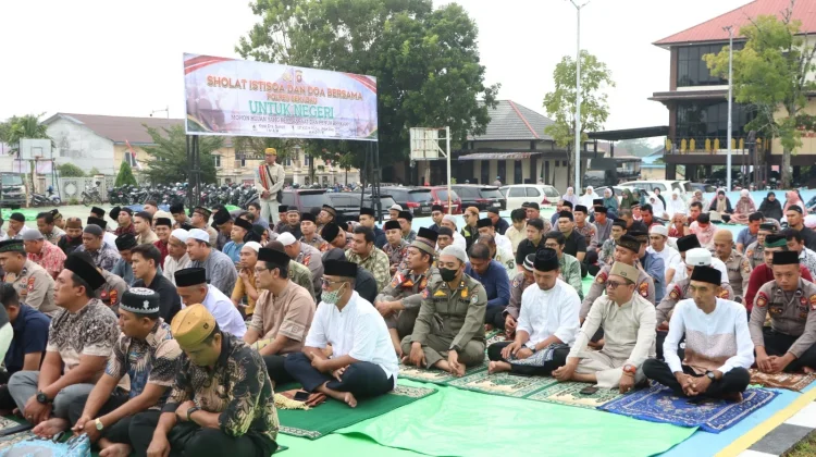 Polres Sekadau Gelar Sholat Istisqo, Hujan Gerimis Turun usai Doa Bersama