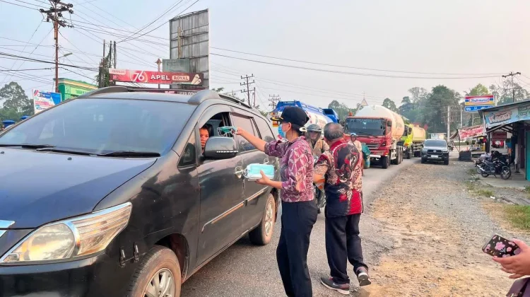 Kemenag Sekadau Lakukan Aksi Sosial Pembagian Masker
