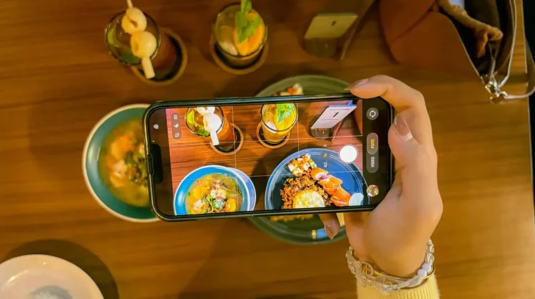 Mengapa Banyak Orang Suka Memotret Makanan sebelum Menyantapnya?