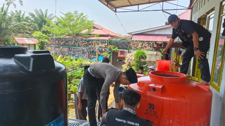 Pondok Pesantren Mustahiqqul Abror Sekadau Dapat Bantuan Air Bersih
