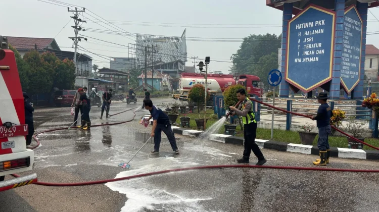 Solar Tumpah di Tugu PKK Sekadau, Polisi dan Damkar Bergerak Cepat
