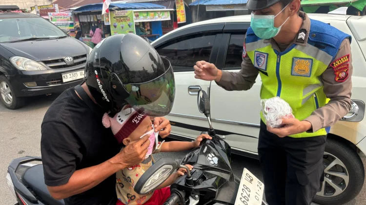 Momen Humanis Briptu Mirza Ajari Anak Pakai Masker Dampak Kabut Asap di Sekadau