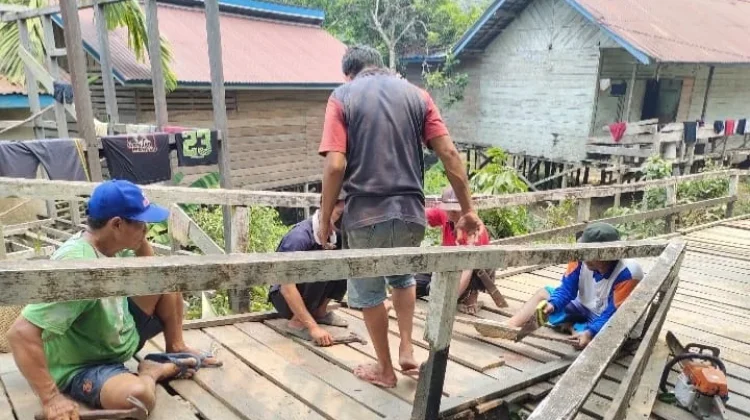 Warga Kayan Hulu Lakukan Perbaikan Jembatan Rusak