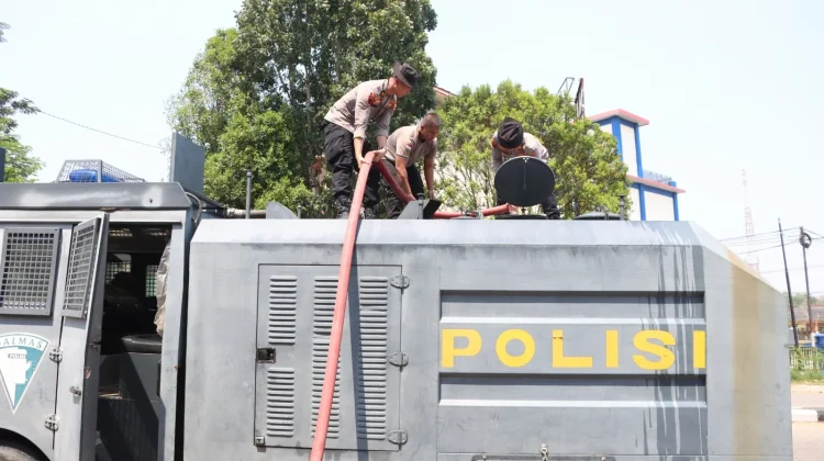 Polri Bantu Kebutuhan Air Bersih Warga Tapang Semadak Sekadau