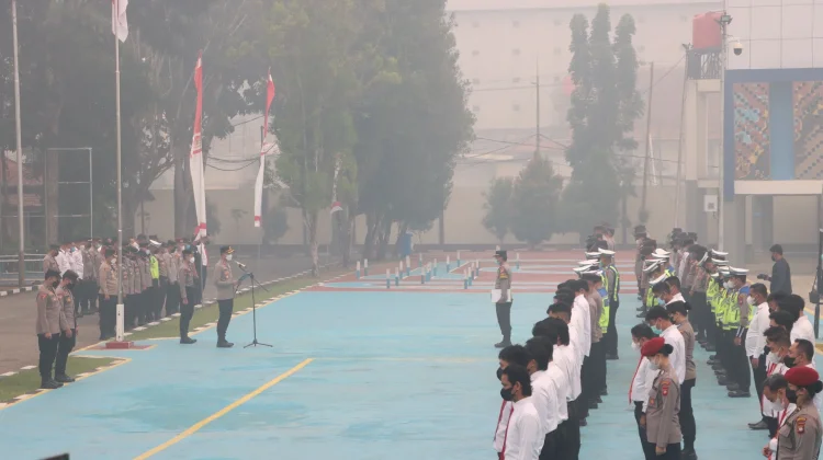 Apel ditengah Kabut Asap, Personel Polres Sekadau Kenakan Masker