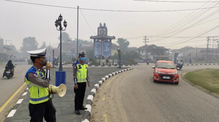 Kabut Asap Tebal, Satlantas Polres Sekadau Ingatkan Pengendara Utamakan Keselama