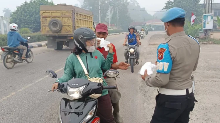 Polsek Sekadau Hilir Bagikan Ratusan Masker