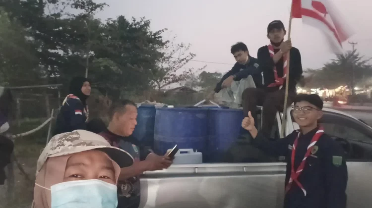 Pramuka Peduli Sintang Bantu Padamkan Kebakaran Lahan